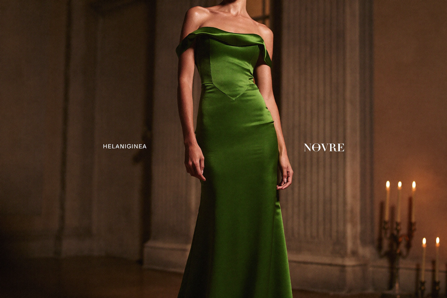 Frau im smaragdgrünen Abendkleid