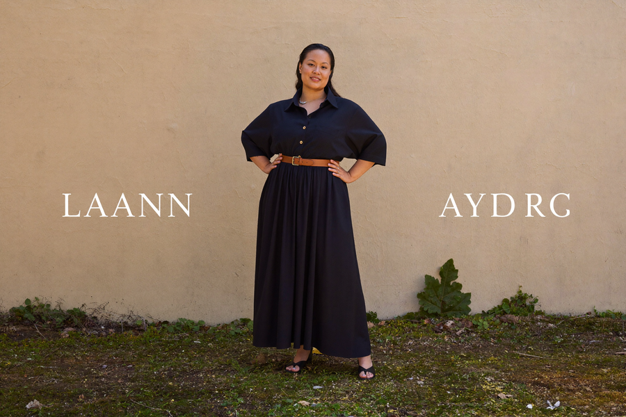 Frau in navyblauem Midikleid
