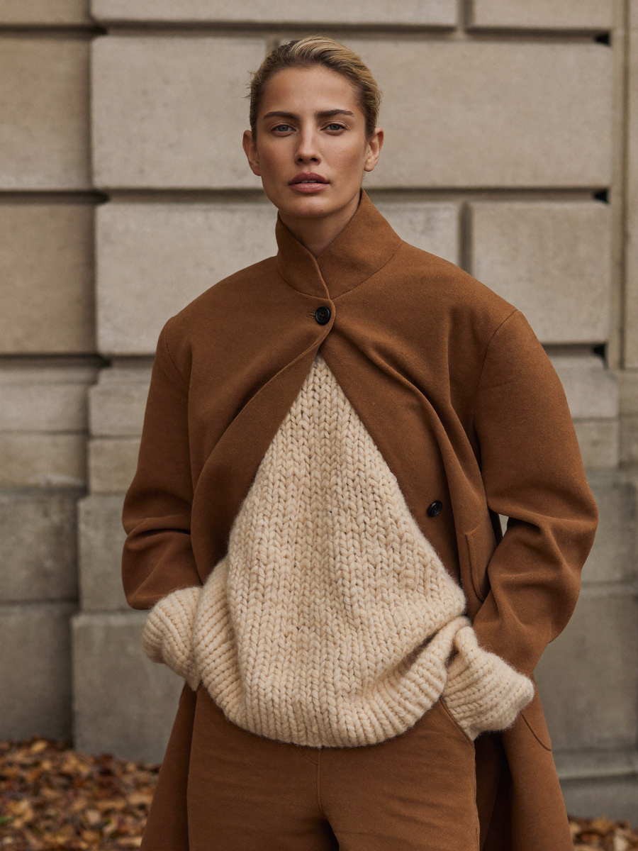 Frau in cognacfarbener Steppjacke