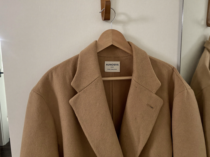 Kamelmantel an einer Garderobe