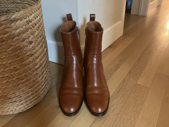 Cognacfarbene Stiefeletten im Flur