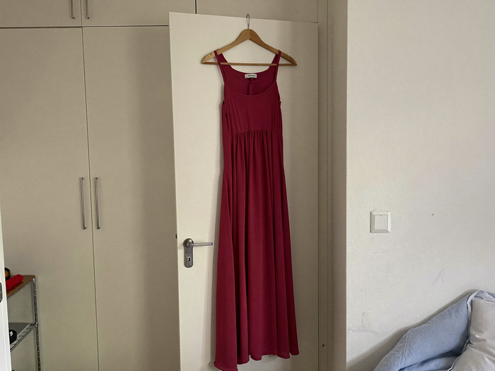 Bordeauxfarbenes Midikleid am Schrank